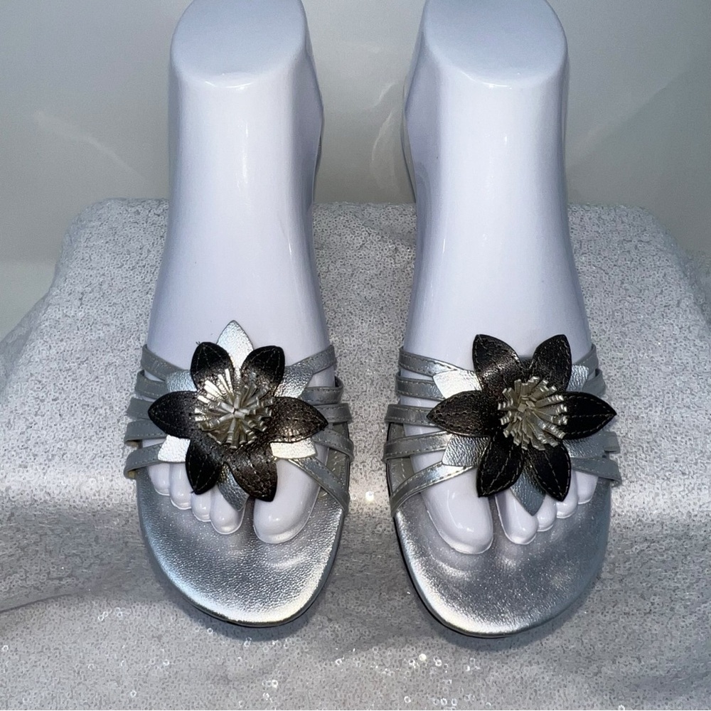 Michelle D sandals/ kitten heels silver leather with floral detail size 7 - Picture 2 of 15